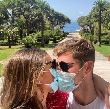 Emily Caplan with her husband Ben Davies in the summer of 2020.
